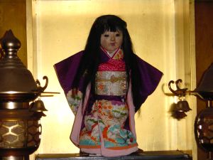 Boneka Okiku dari Jepang...